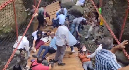 Puente colgante de Parque Porfirio Díaz en Cuernavaca cayó por exceso de peso, afirma Protección Civil.