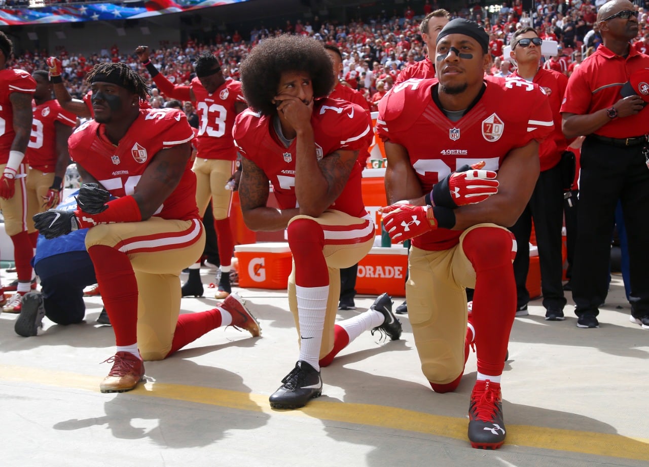 Colin Kaepernick arrodillado frente al racismo.