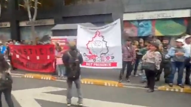 Familiares y estudiantes de Ayotzinapa se movilizaron frente a la SCJN