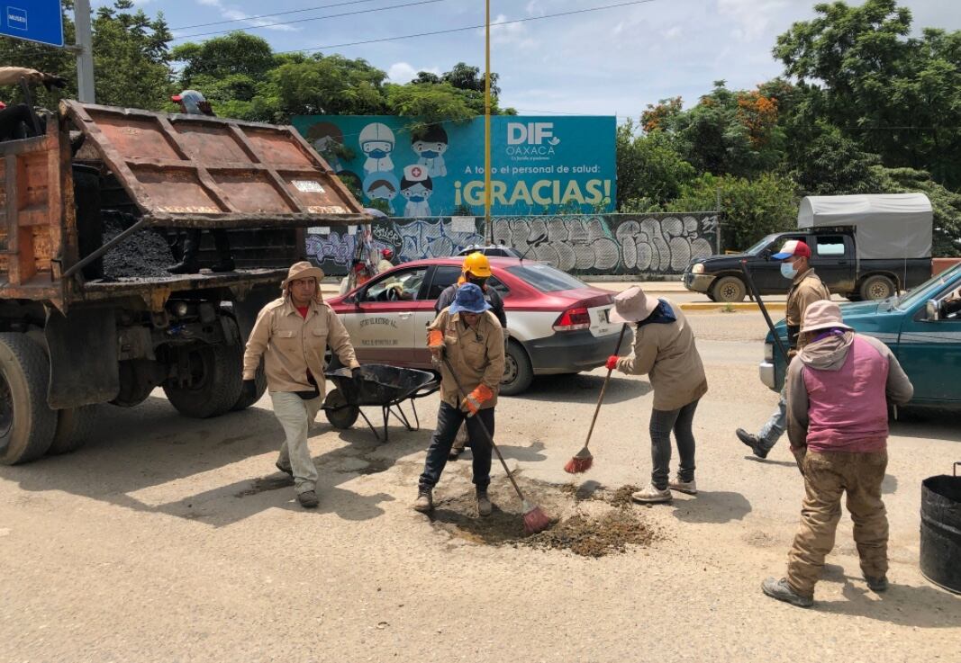 Arreglan baches en Oaxaca