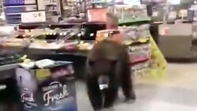 Oso en supermercado