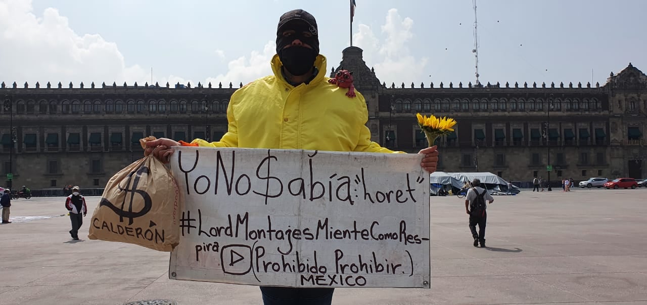 Plantón de la familia de Israel Vallarta en el Zócalo