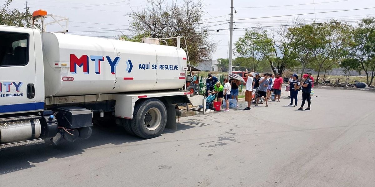 Monterrey implementa suministro de agua en colonias sin servicio regular.