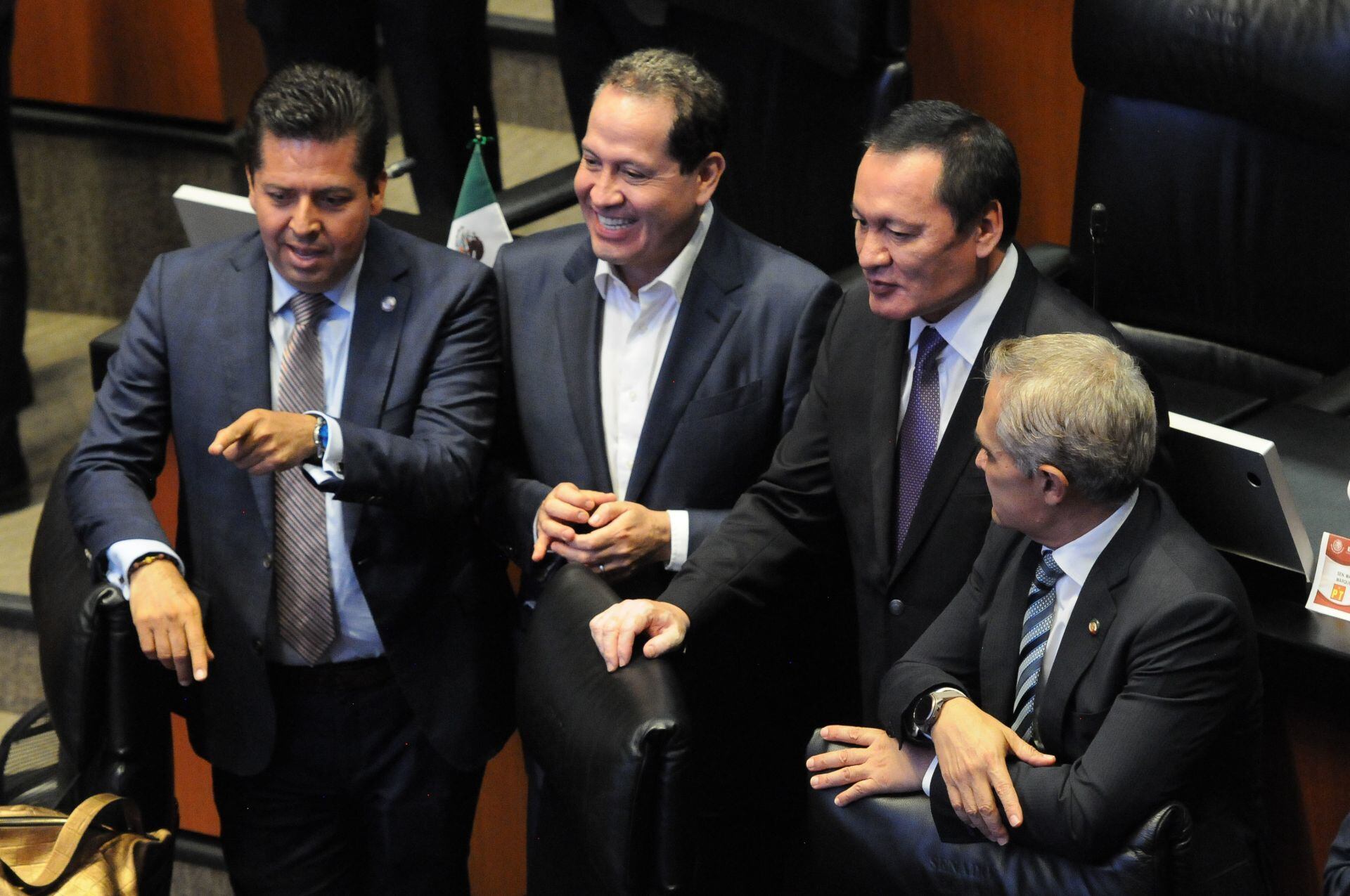 Los senadores independientes, Miguel Ángel Osorio Chong y Eruviel Ávila, dialogan con los perredistas, Miguel Ángel Mancera y Antonio García Conejo