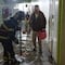 Video de cómo ayudan a adultos mayores a cruzar las calles en Tepito por inundaciones