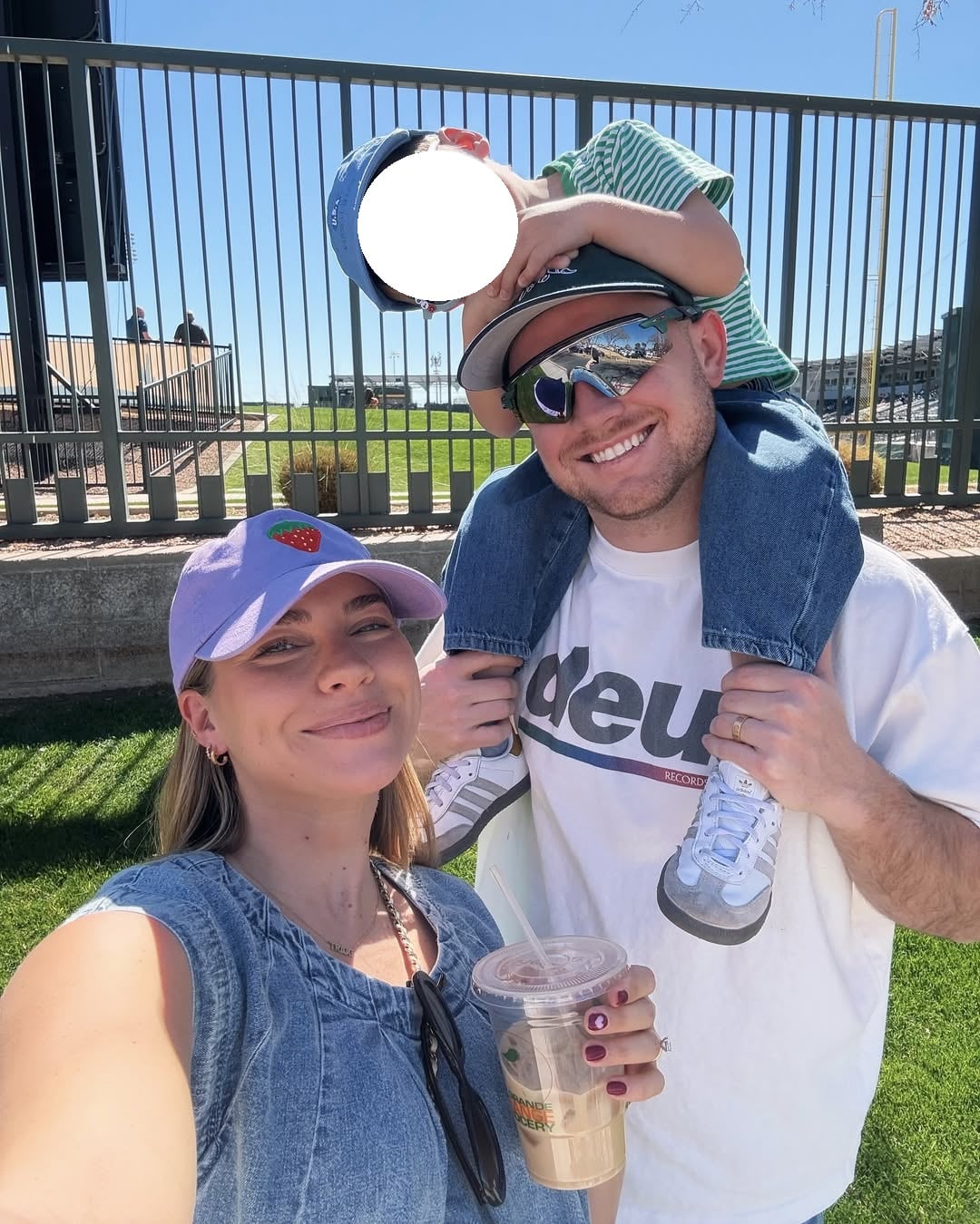 Emilie Kiser y Brady Kiser con su hijo Trigg.