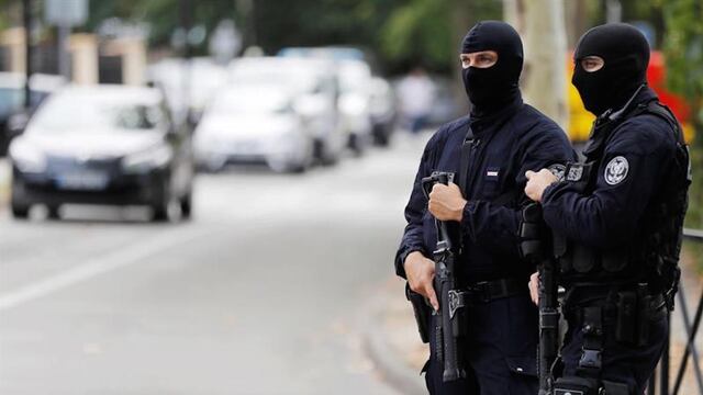 Policías establecen un perímetro en el lugar de los hechos