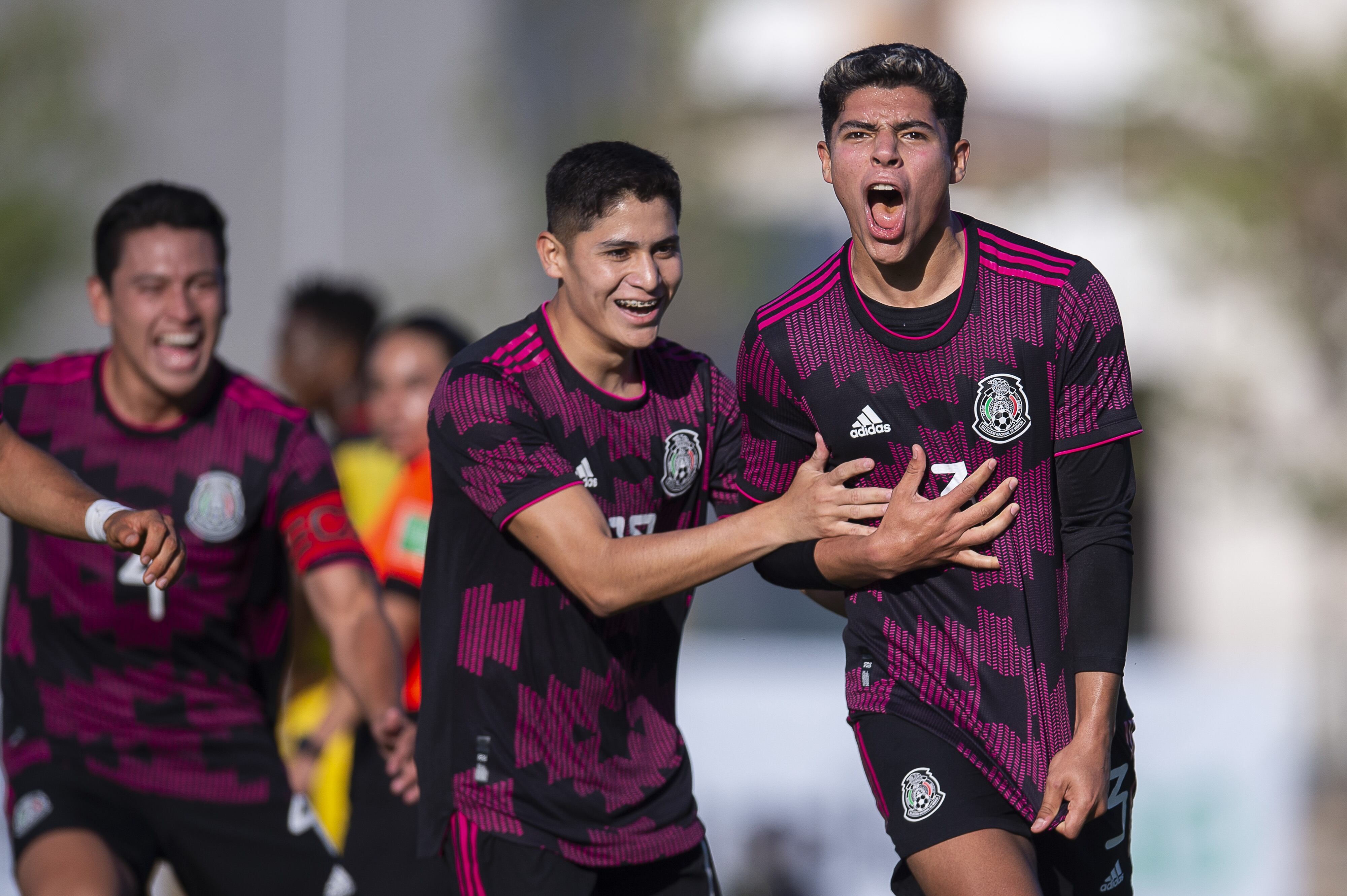 Víctor Guzmán celebra el gol del triunfo de México.