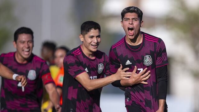 Víctor Guzmán celebra el gol del triunfo de México.