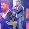 Alejandro Fernández y su hijo honran a Vicente Fernández en conciertos (VIDEO)