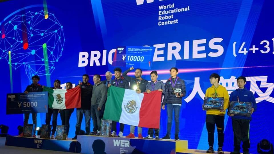 Alumnos del Conalep ganan concurso de robótica en China