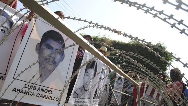 Padres de familia de los estudiantes desaparecidos en este municipio el día 26 y 27 de septiembre, llegaron al 27 Batallón de Infantería con sede en esta ciudad para buscar a sus hijos, acusan que los militares los tienen y por esa razón quieren buscar en los cuarteles. Foto: José I. Hernández/Cuartoscuro