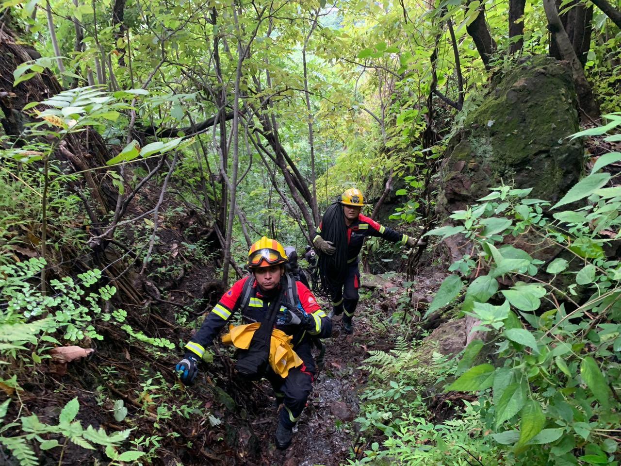 Turistas caen de cascada Meztitla, Tepoztlán, Morelos