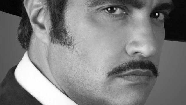 Jaime Camil como Vicente Fernández