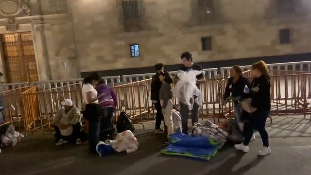 Caravana de Acapulco: Manifestantes se instalan para acampar frente a Palacio Nacional