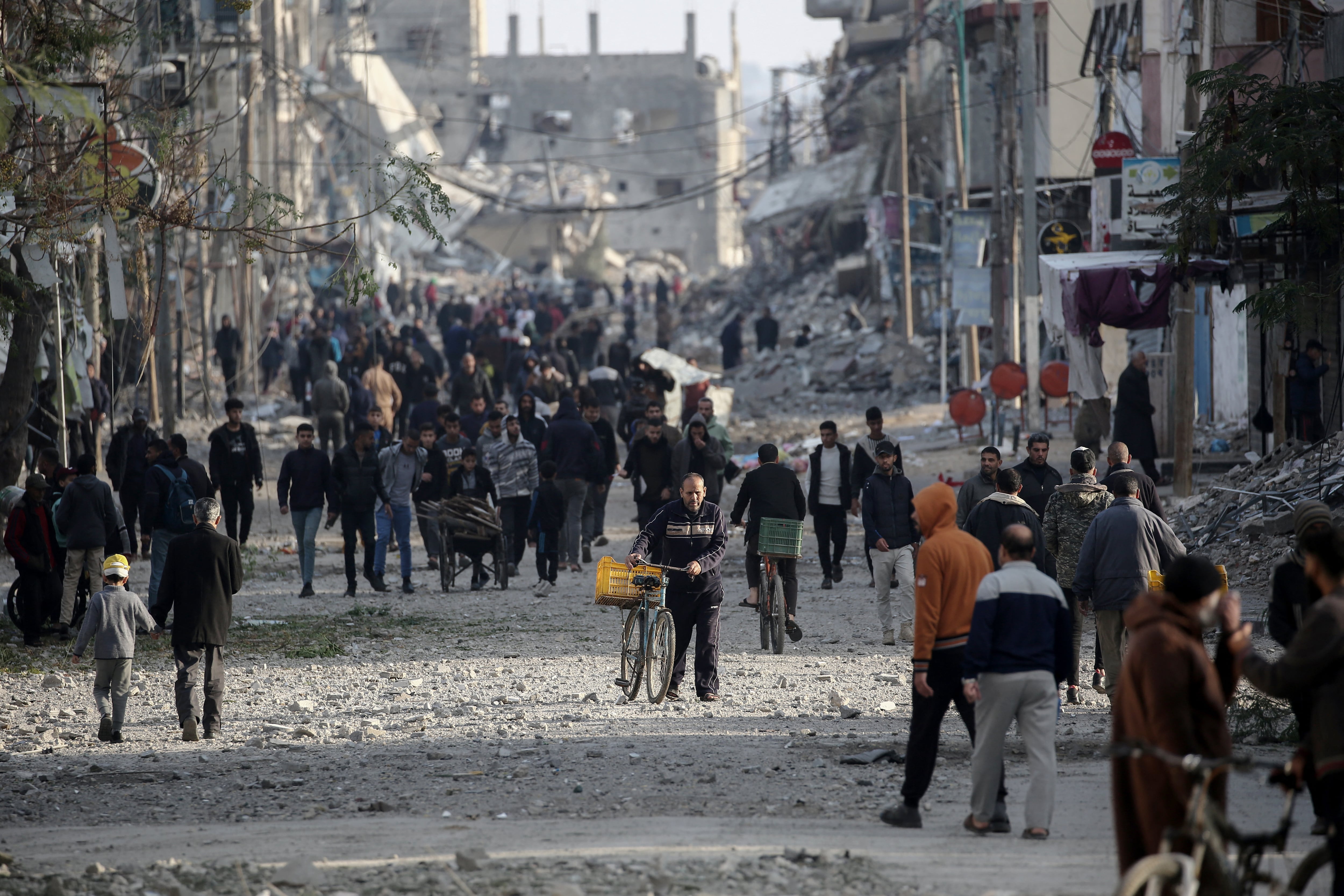Palestinos salen a la calle tras fuertes bombardeos israelíes en Nuseirat