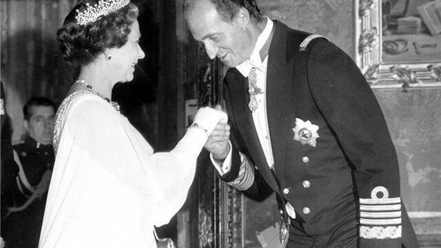 El otrora rey de España besa la mano de la reina Isabel II. Foto: Internet