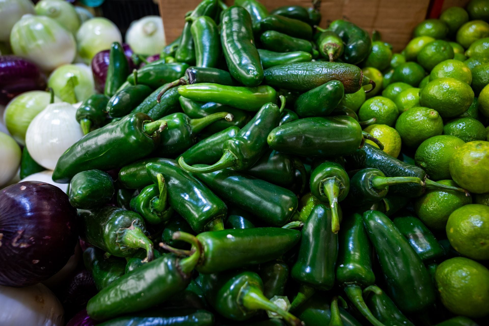 Autoridades federales tienen pendiente dar a conocer los resultados de posible salmonela en chiles empaquetados en Nuevo León.
