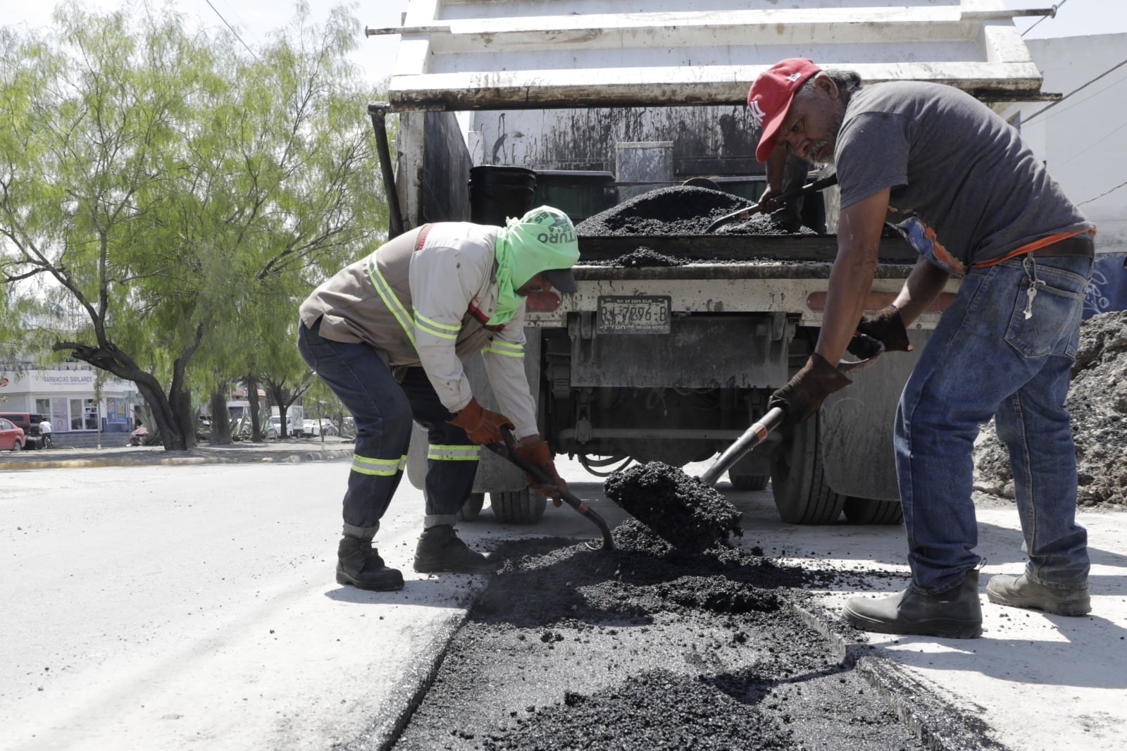 Escobedo apoya reparación de fugas con trabajos de pavimentación