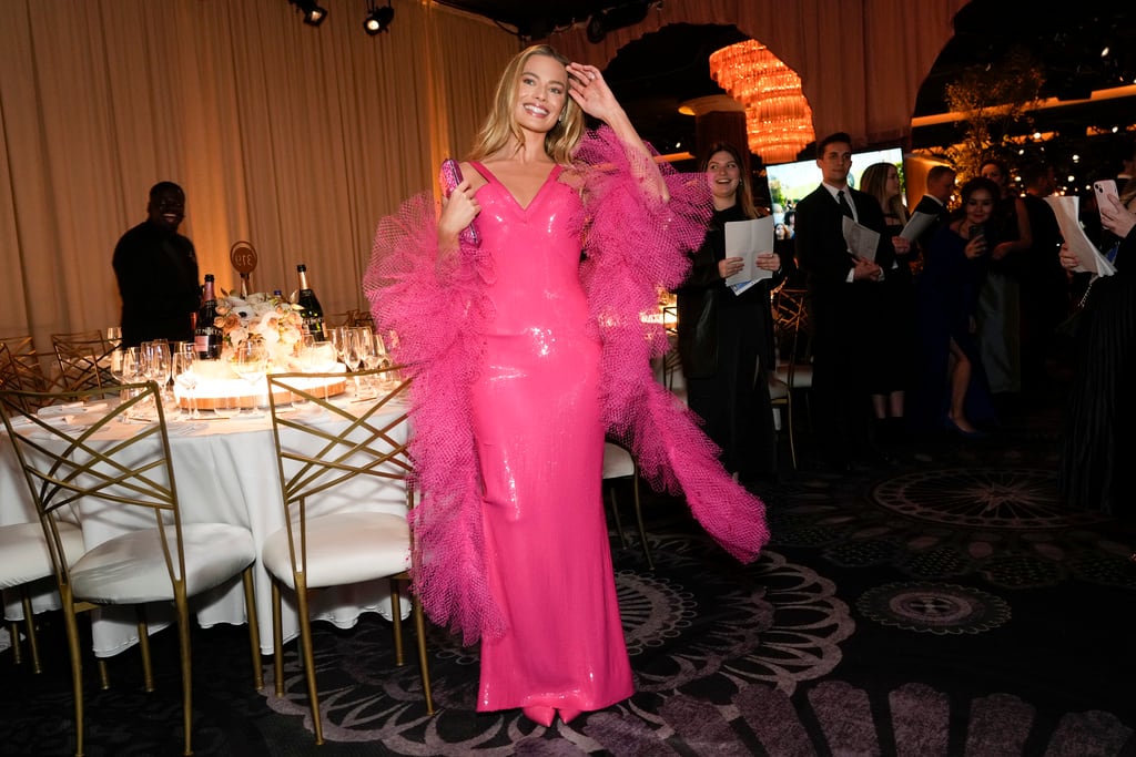 Margot Robbie llega a los Globos de Oro 2024.