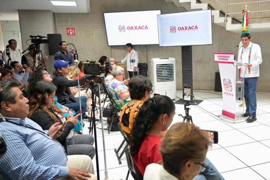 Salomón Jara atiende peticiones de la Sección 22 con inversión educativa histórica.