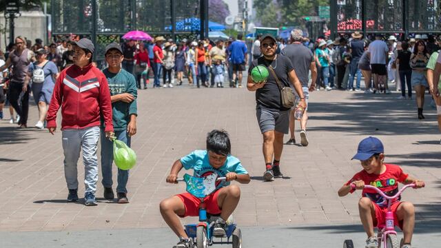 Niños con sus padres al interior del Bosque de Chapultepec