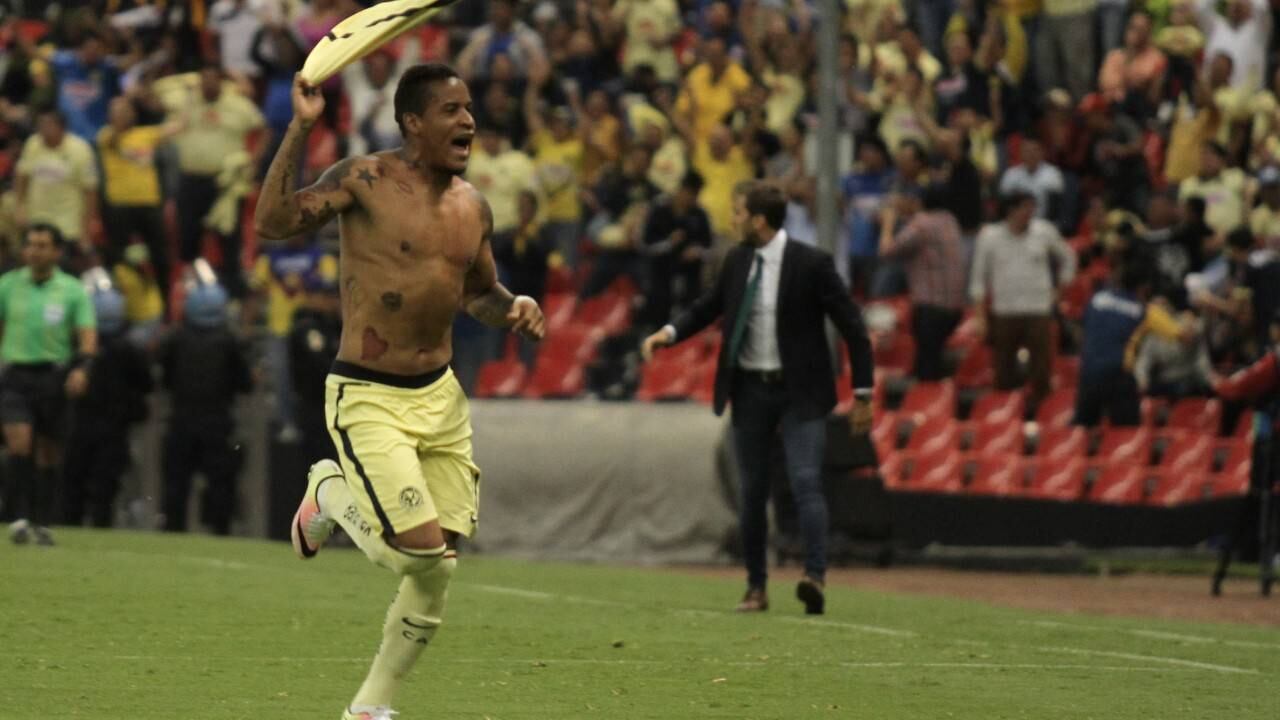 Arroyo festeja gol frente al Santos.