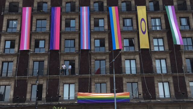 Colocan banderas LGBTI en el Zócalo.