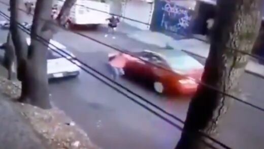 Conductor en CDMX atropella a motociclista, arrastra a una mujer y escapa (VIDEO)