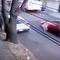 Conductor en CDMX atropella a motociclista, arrastra a una mujer y escapa (VIDEO)