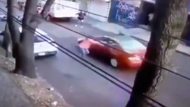 Conductor arrastra a mujer tras choque con motociclista