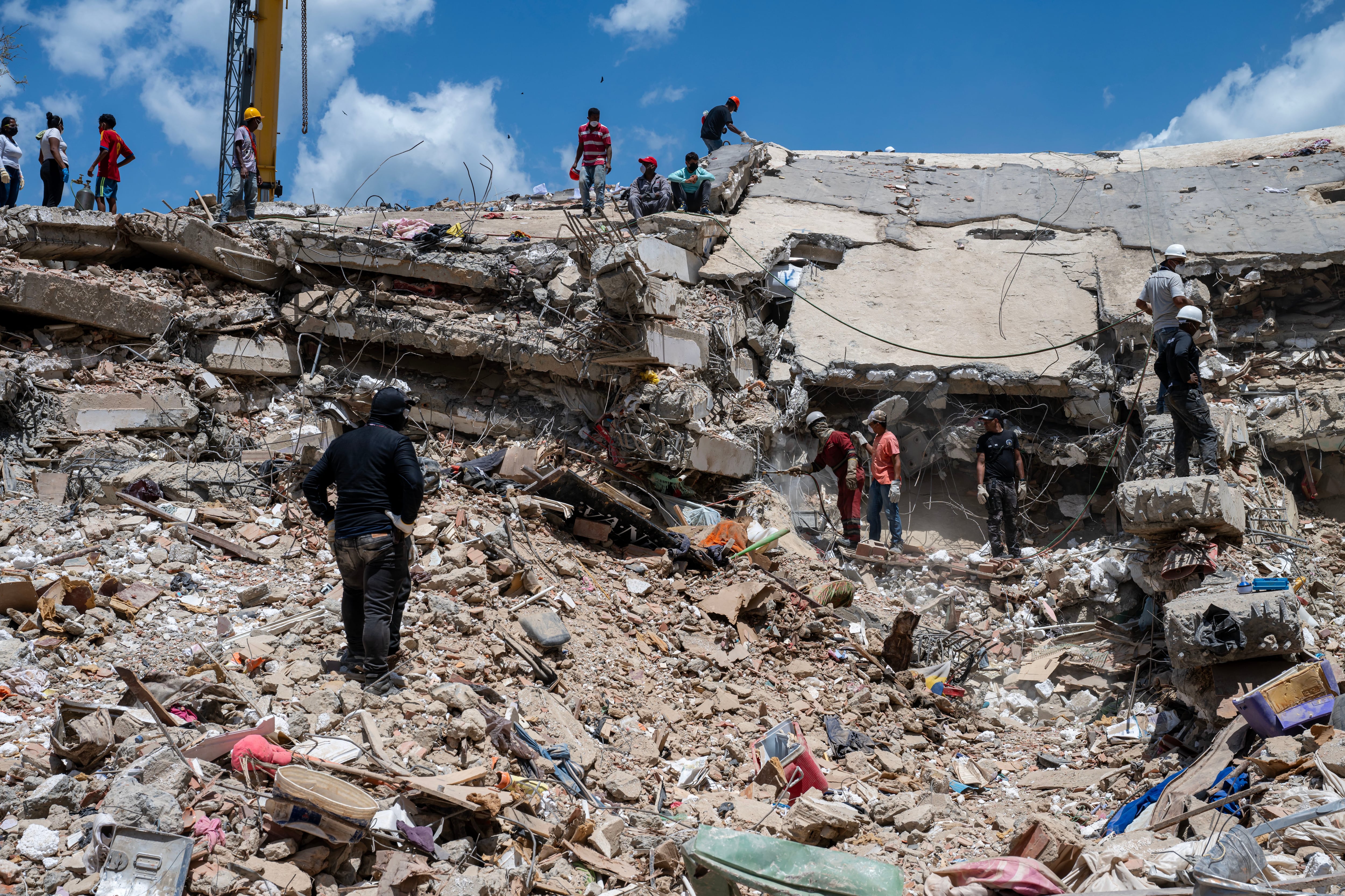 Venezuela eleva a 2,295 los muertos por los sismos