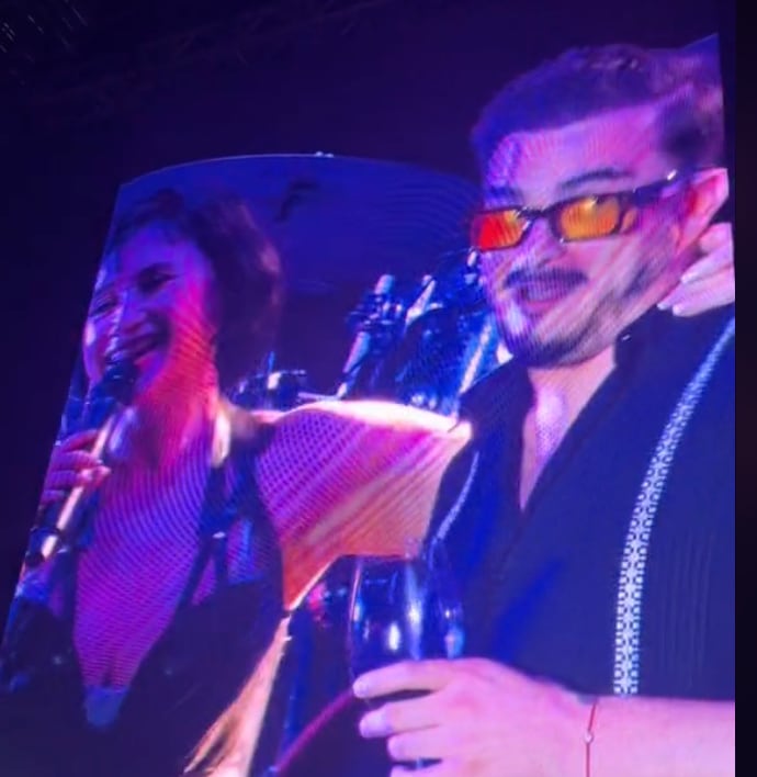 Susana Zabaleta y Ricardo Pérez se dan un besote en pleno concierto del Día de las Madres