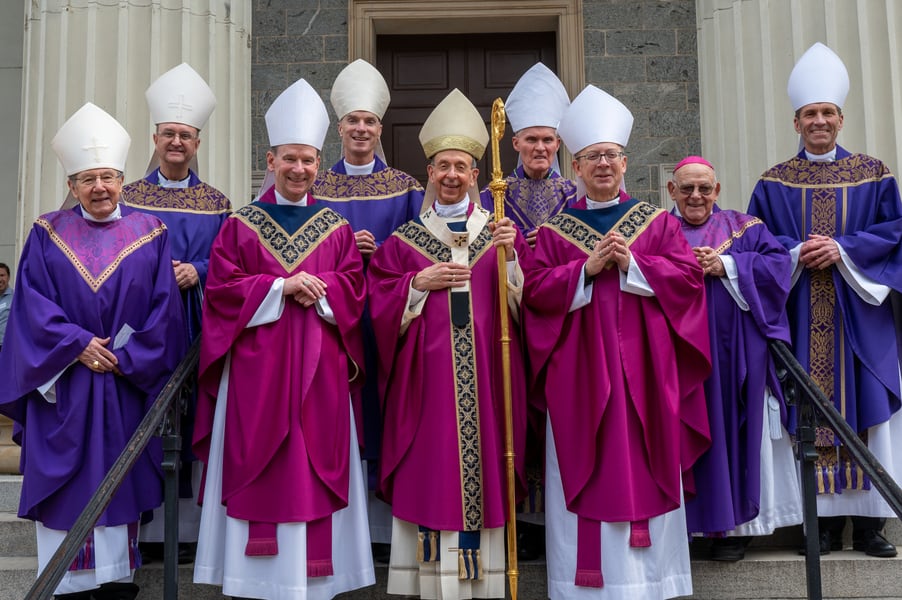 El arzobispo William Lori pidió disculpas a los sobrevivientes.