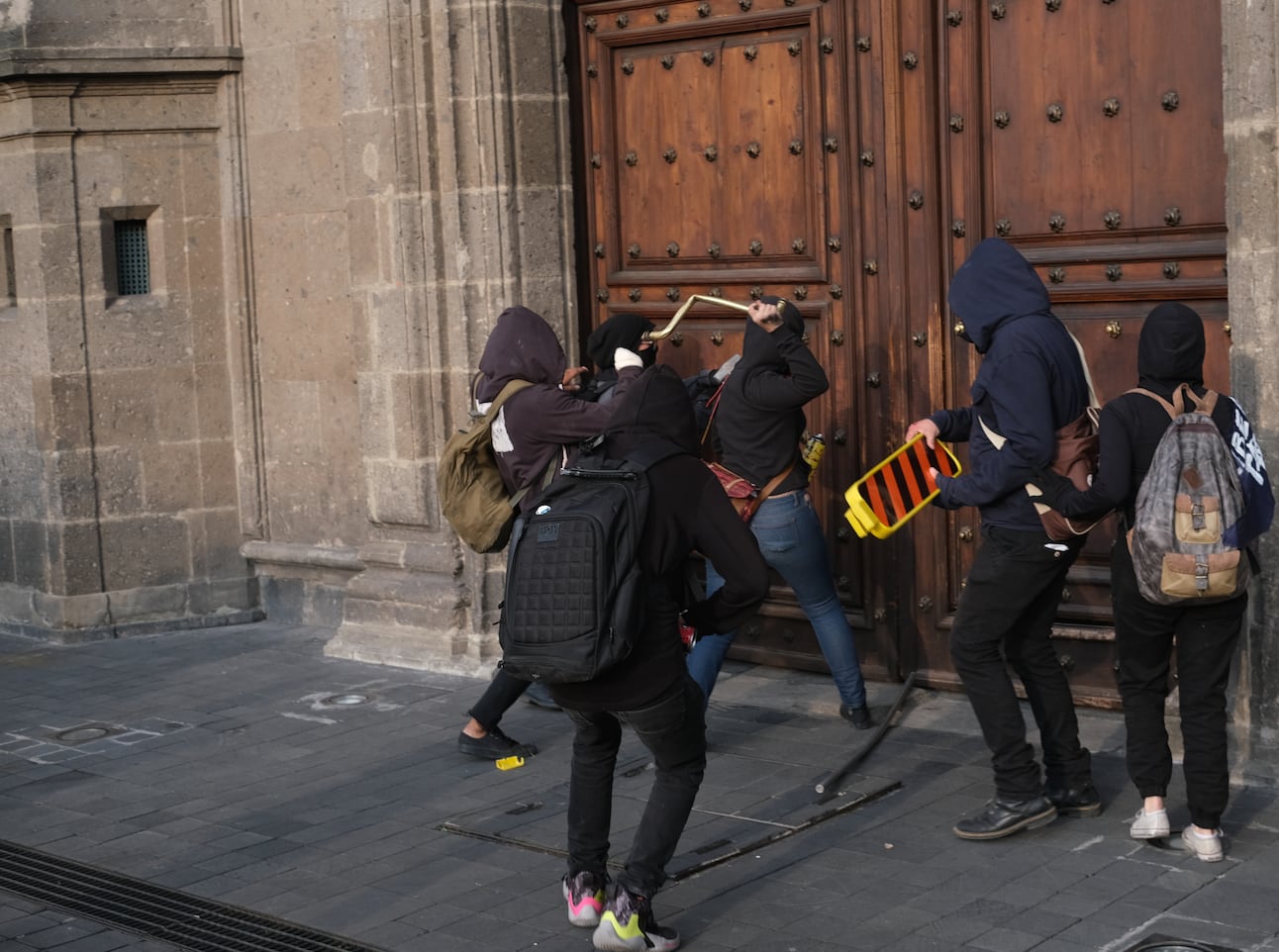 Los encapuchados también realizaron pintas en la fachada de Palacio Nacional.