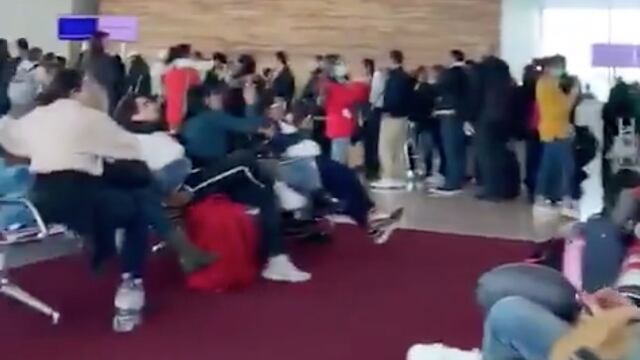 Mexicanos cantan Cielito Lindo en Francia.