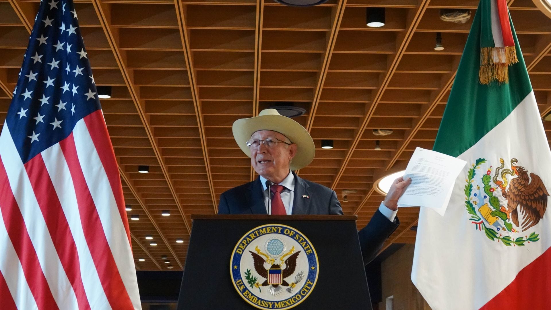 Ken Salazar presume que Estados Unidos ayudó a México contra el Cártel de Sinaloa