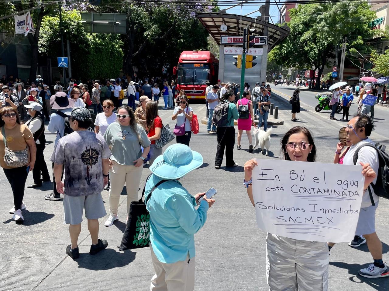 Vecinos de la alcaldía Benito Juárez arman protesta en Insurgentes Sur hoy 9 de abril por supuesta agua “contaminada” con olor a gasolina