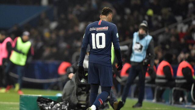 Neymar abandonó el campo por lesión