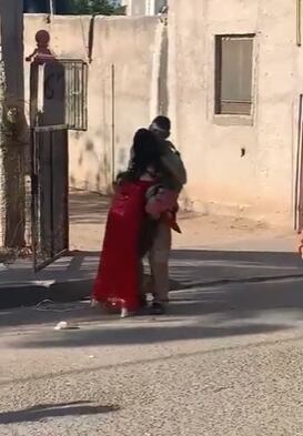 Joven se gradúa y corre a visitar a su padre para agradecerle