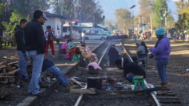 Bloqueo a vías férreas en Michoacán. No hay dinero.