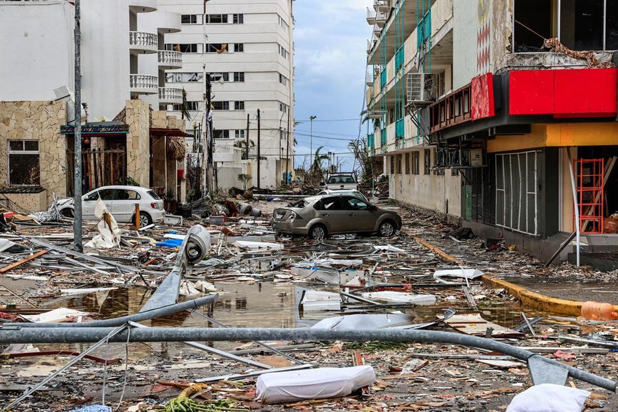 Daños provocados en calles de Acapulco por el huracán Otis
