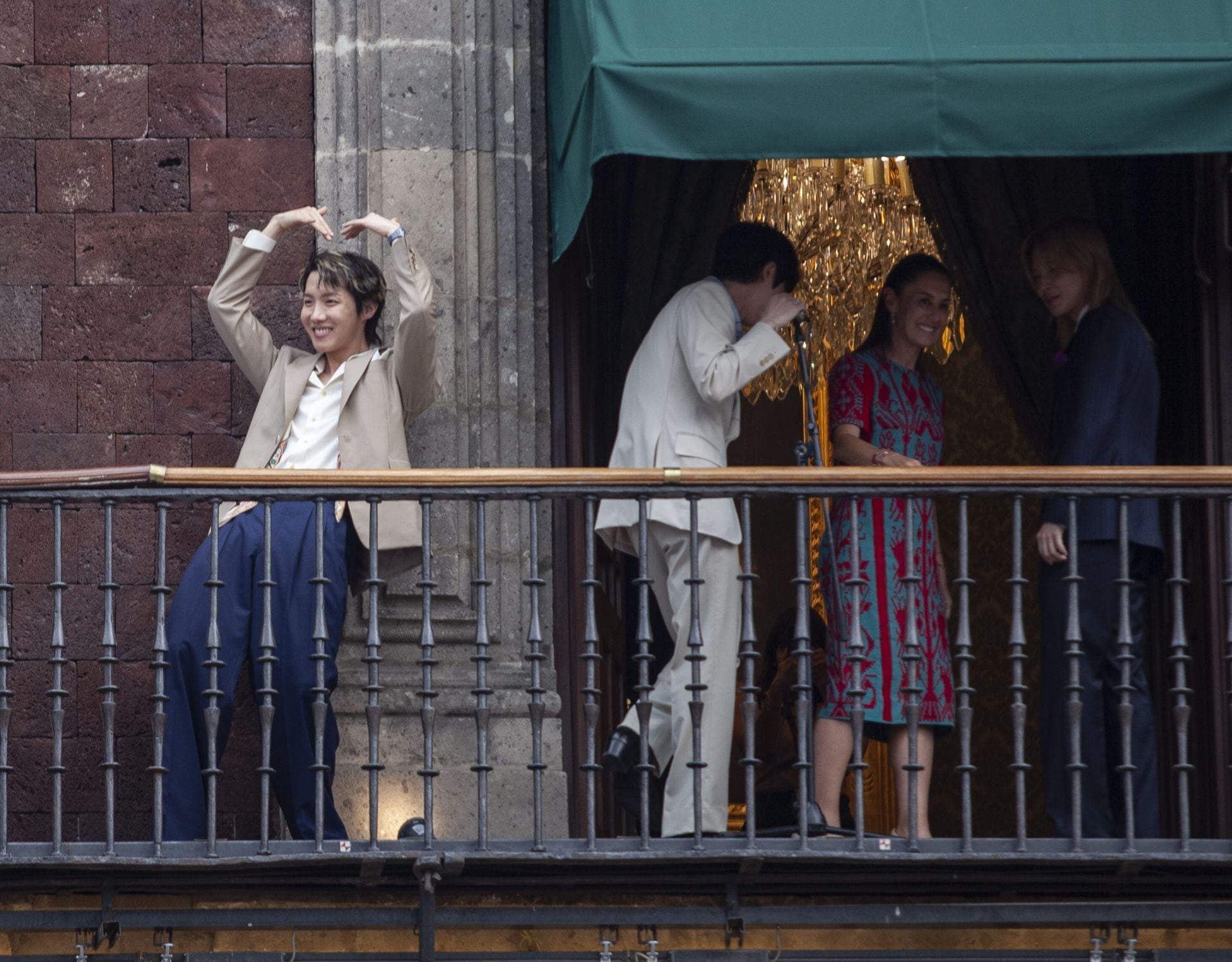 BTS saluda a ARMY México desde el balcón de Palacio Nacional