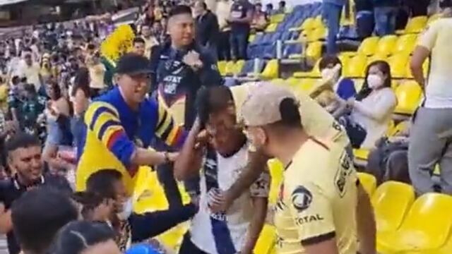 Los aficionados del Club América consolaron a un fan del Club Puebla.