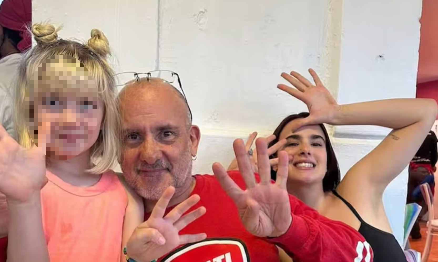 Gala Montes con su papá, Juan Fernández y su sobrina Alabama