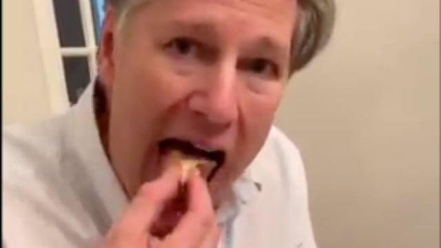 El embajador compartió videos y fotos de sus nuevas costumbres