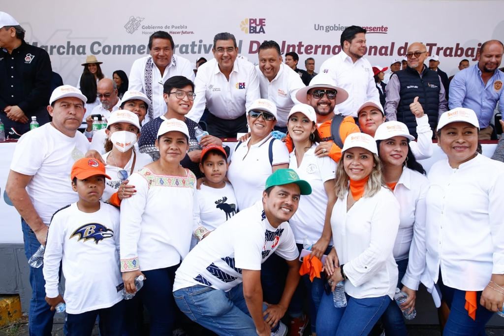 Sergio Salomón con trabajadores en Puebla