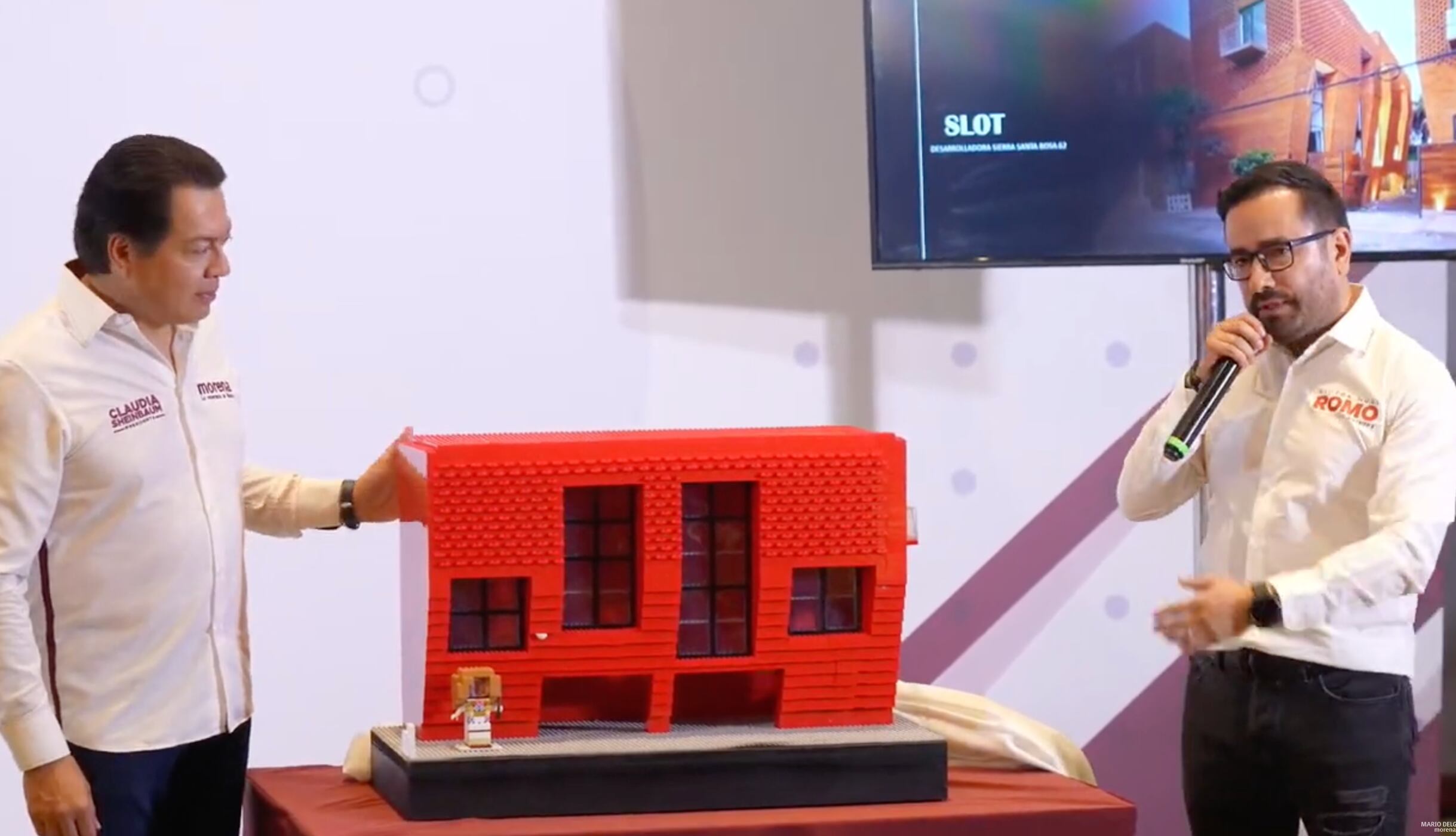 Mario Delgado, Víctor Hugo Romo y la maqueta de la casa roja