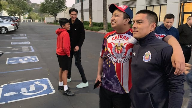 Michael Pérez atiende a un fan.