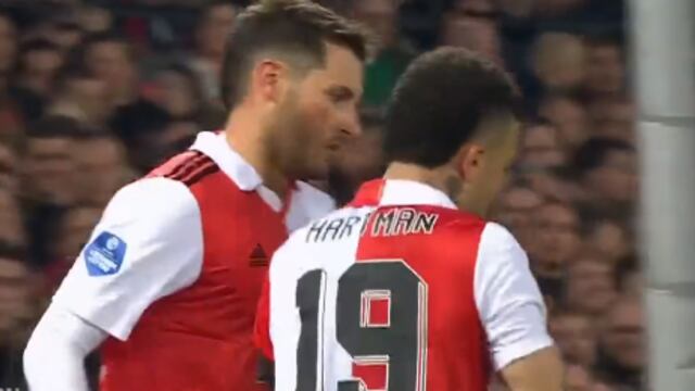 Santiago Giménez se quedó cerca de anotar con el Feyenoord